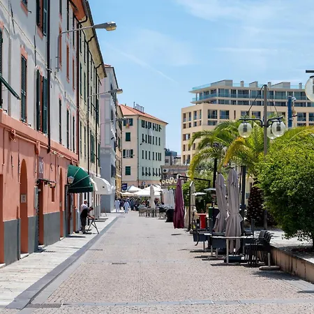 Old Town - Free Park - Cruises 10 Mins Savona